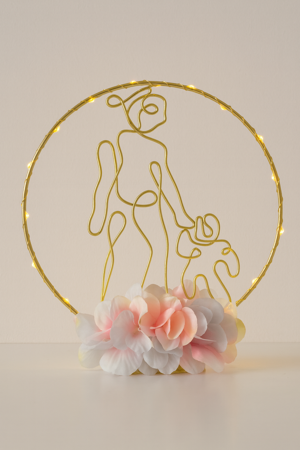 Gouden draadsculptuur "Moeder & Kind" in verlichte hoepel