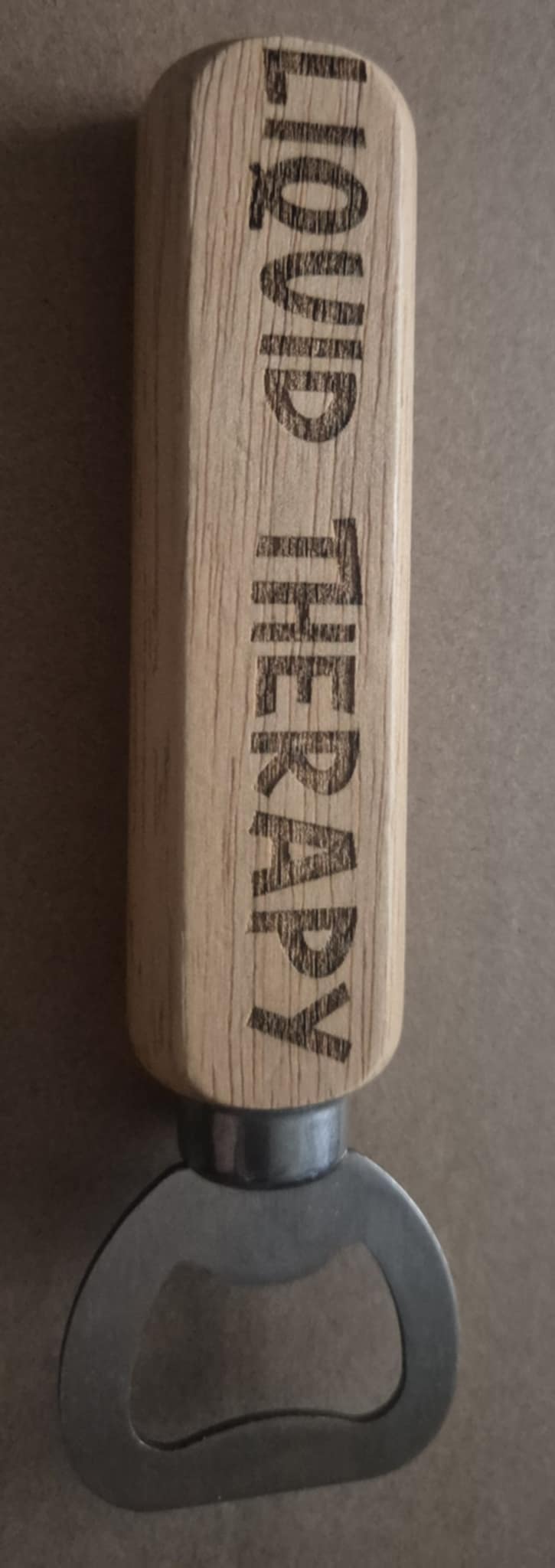 Gepersonaliseerde flesopener met houten handvat