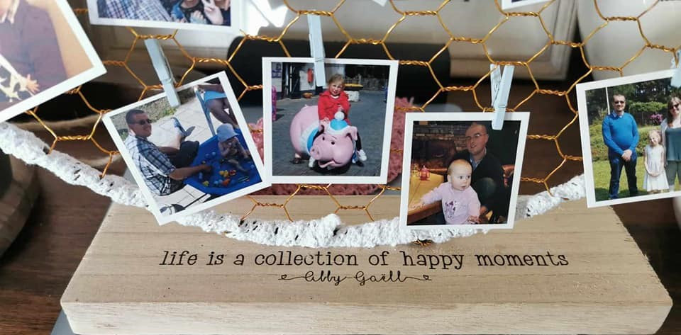 Metalen hoepel op houten voet met droogbloemen