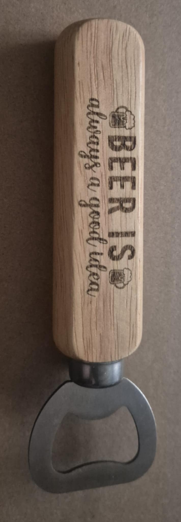 Gepersonaliseerde flesopener met houten handvat