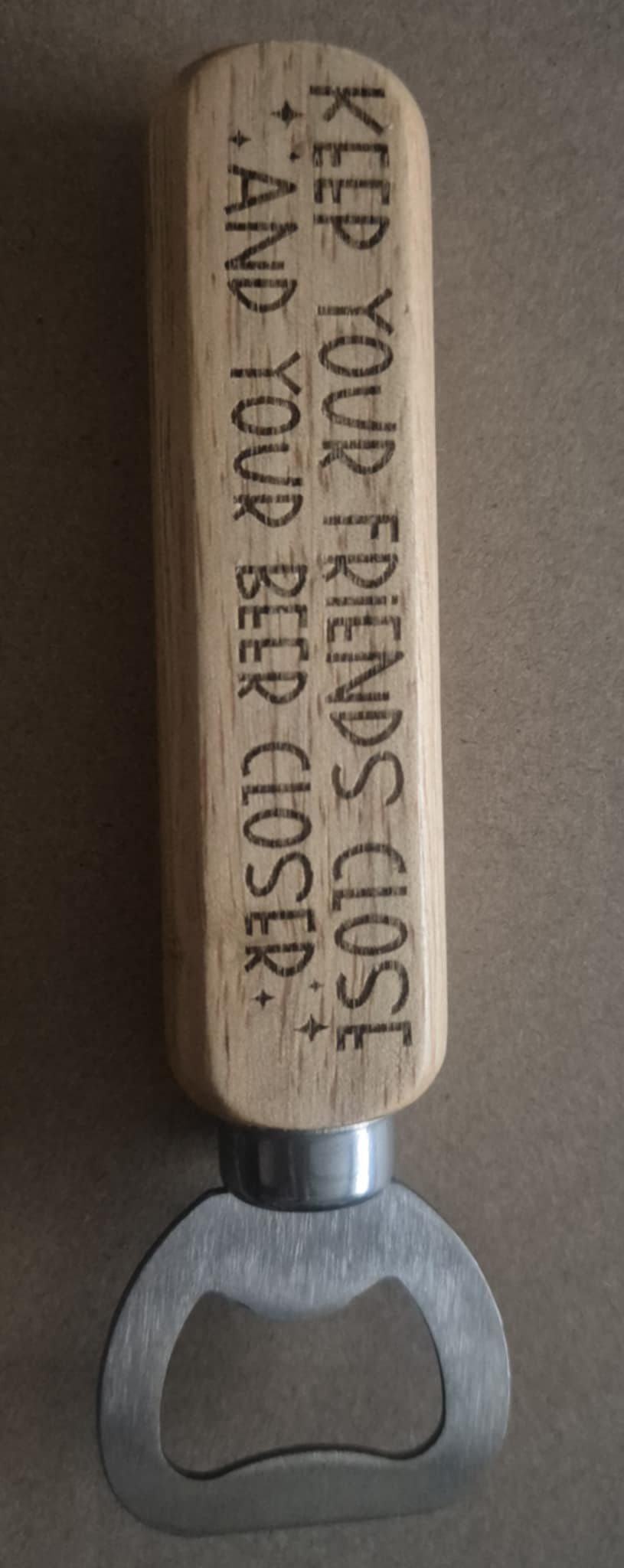 Gepersonaliseerde flesopener met houten handvat