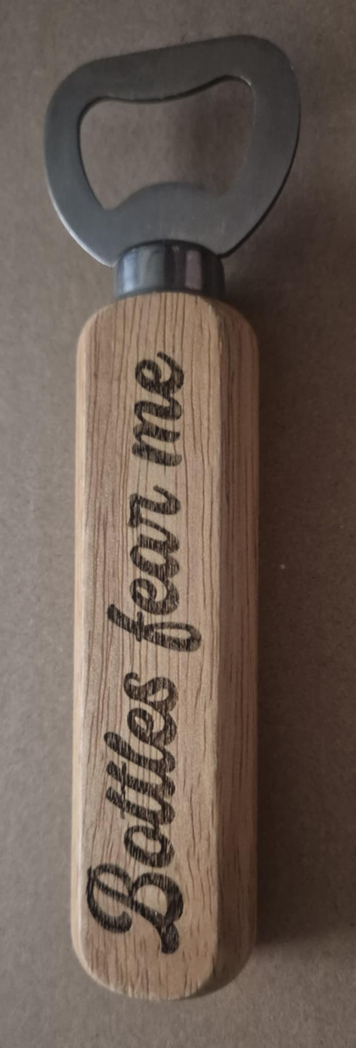 Gepersonaliseerde flesopener met houten handvat