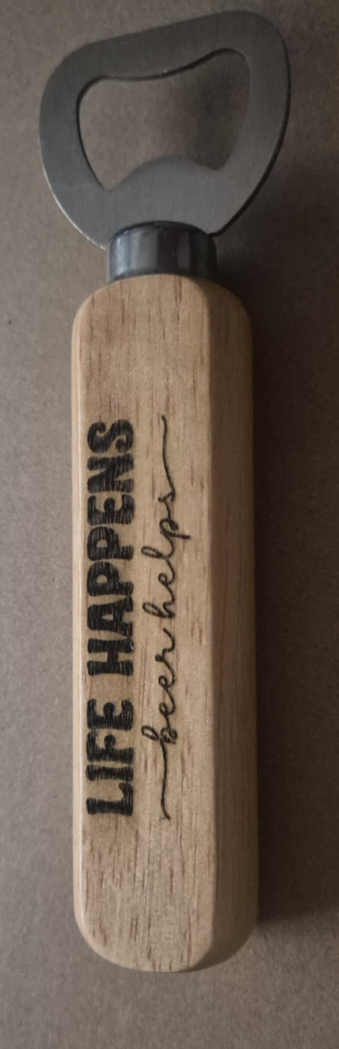 Gepersonaliseerde flesopener met houten handvat