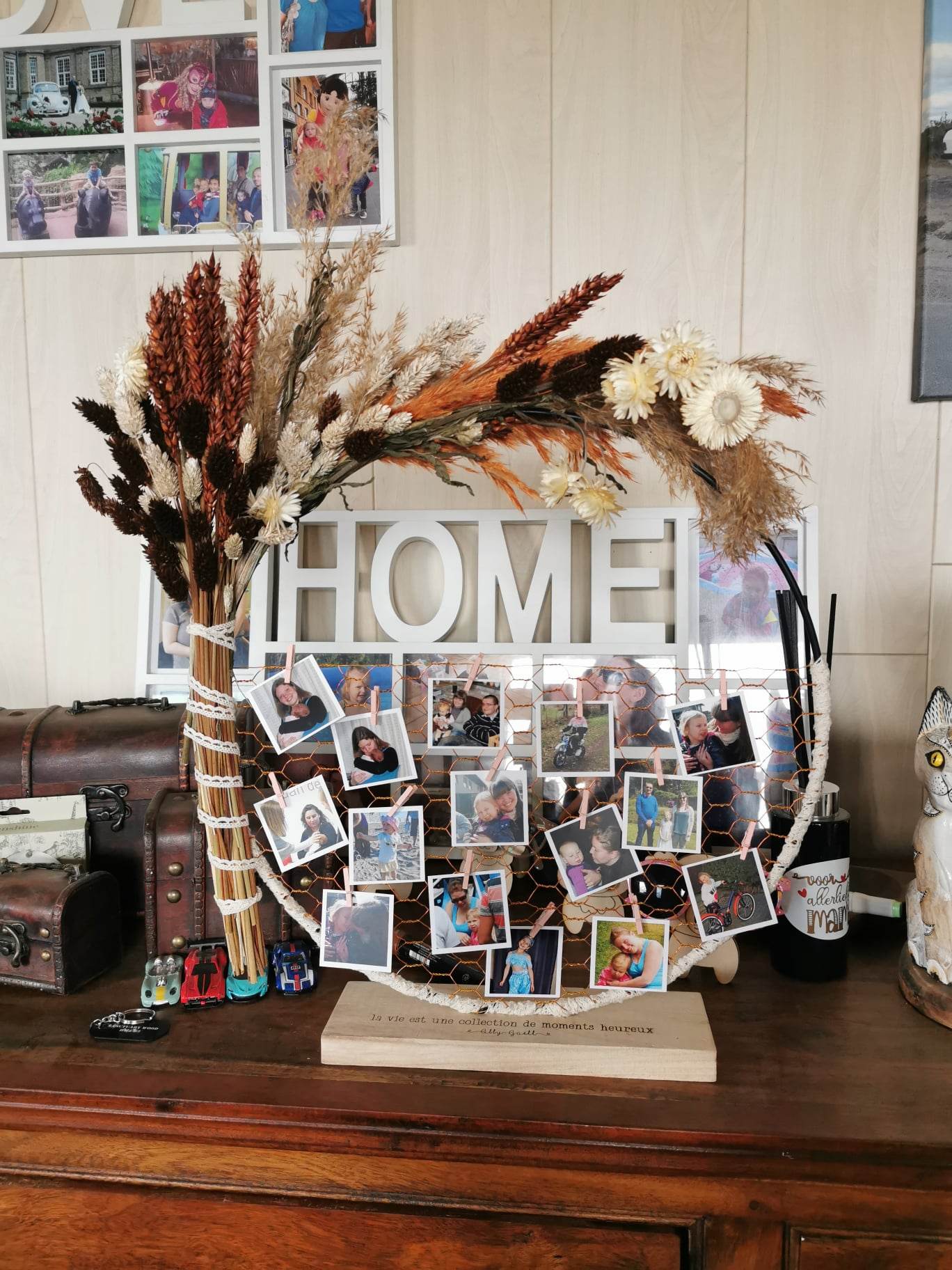 Metalen hoepel op houten voet met droogbloemen