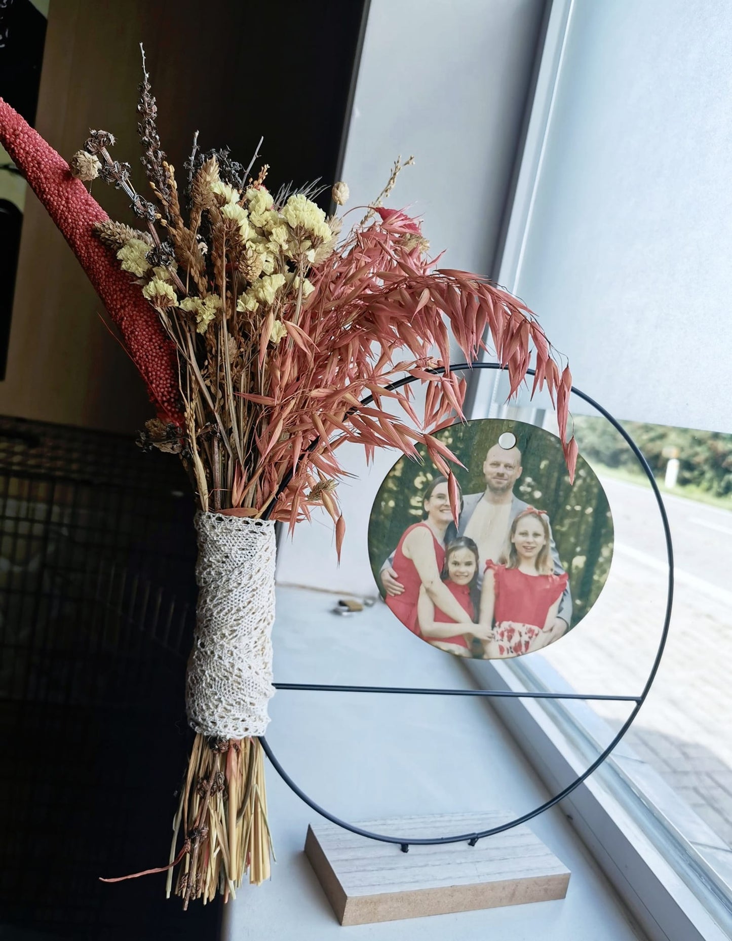 Metalen hoepel op houten voet met droogbloemen