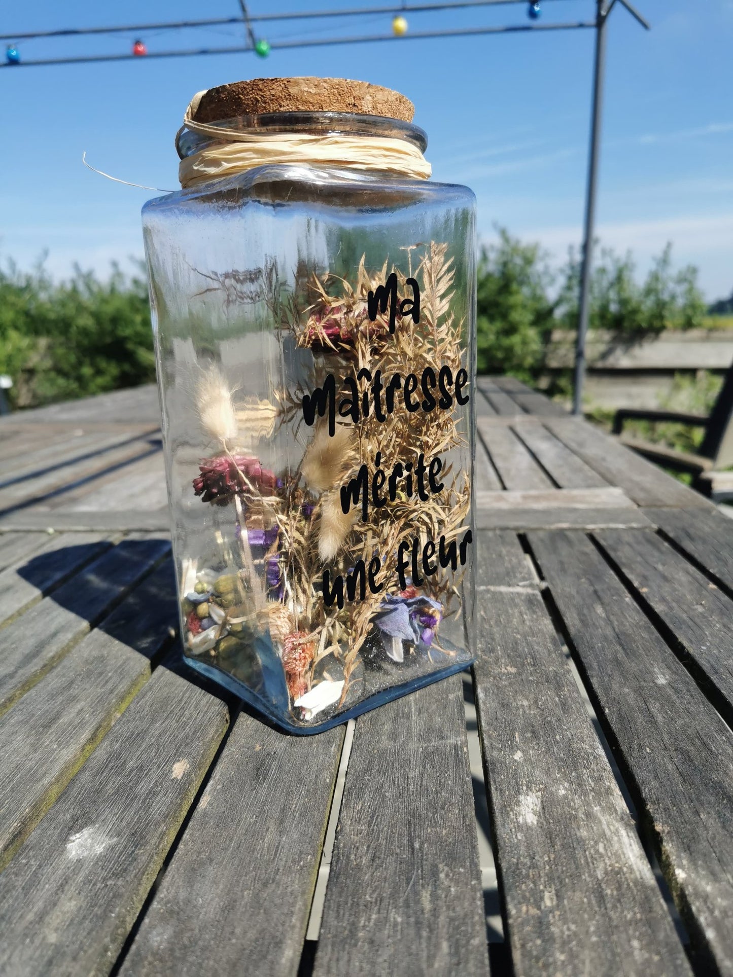 decoratief glazen potje gevuld met gedroogde bloemen