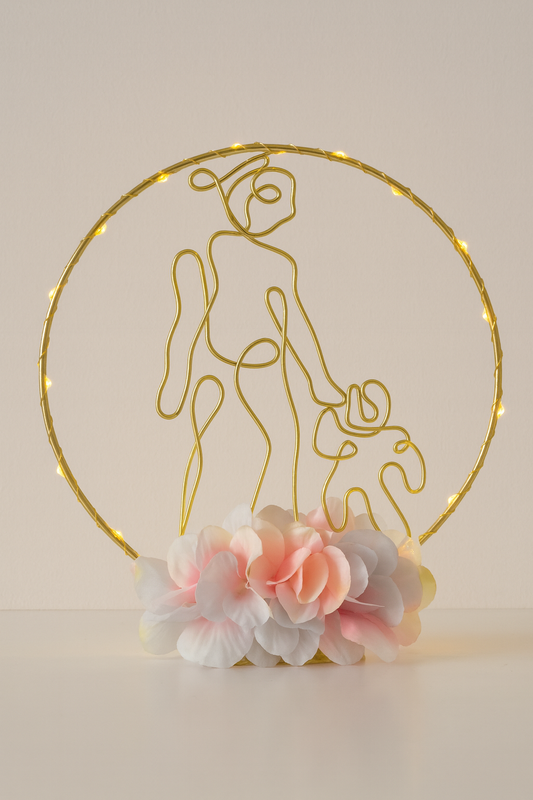 Gouden draadsculptuur "Moeder & Kind" in verlichte hoepel